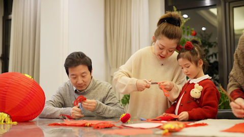 快乐家庭新年练习剪纸和书法