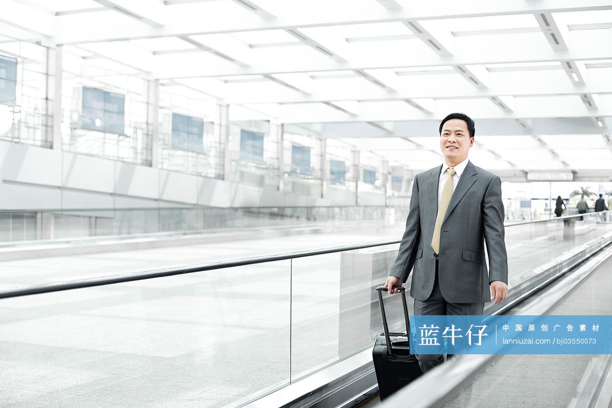 商务男士乘坐机场电梯