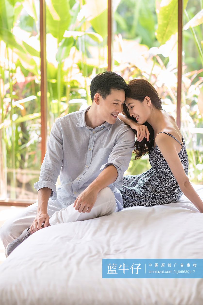 快乐的年轻夫妇在酒店房间-蓝牛仔影像-中国原创广告影像素材