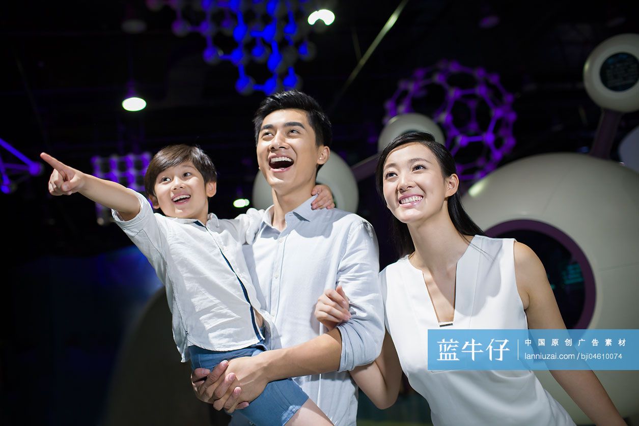 年轻家庭参观科技馆