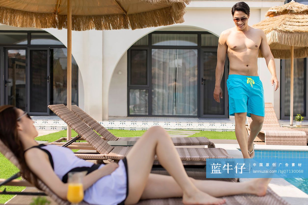 年轻情侣度假放松