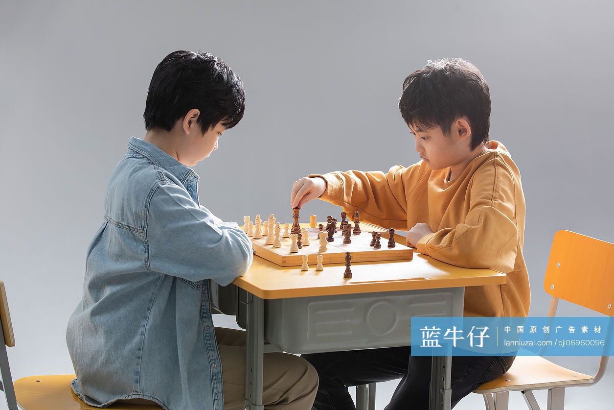 两个男孩下国际象棋