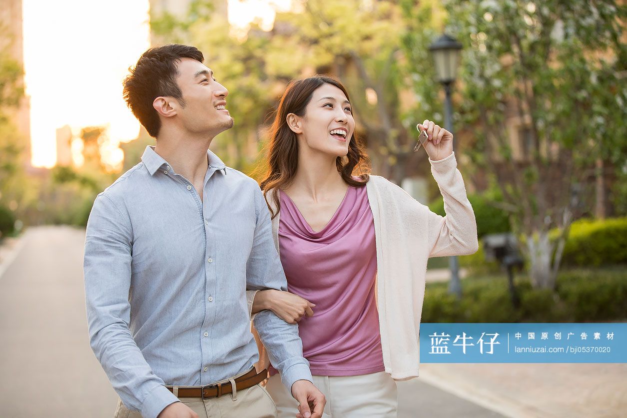 幸福的年轻情侣拿着新房钥匙