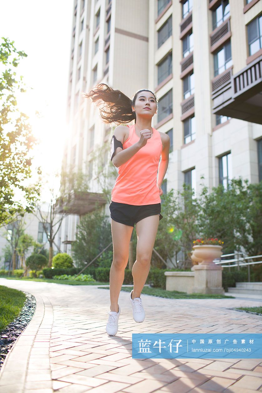 年轻女子在户外锻炼身体