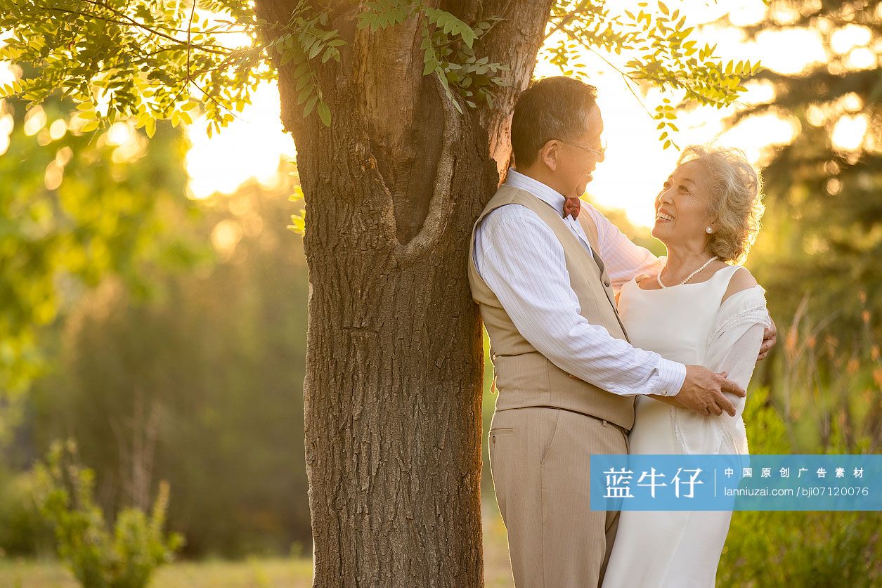 开心的老年新婚夫妇