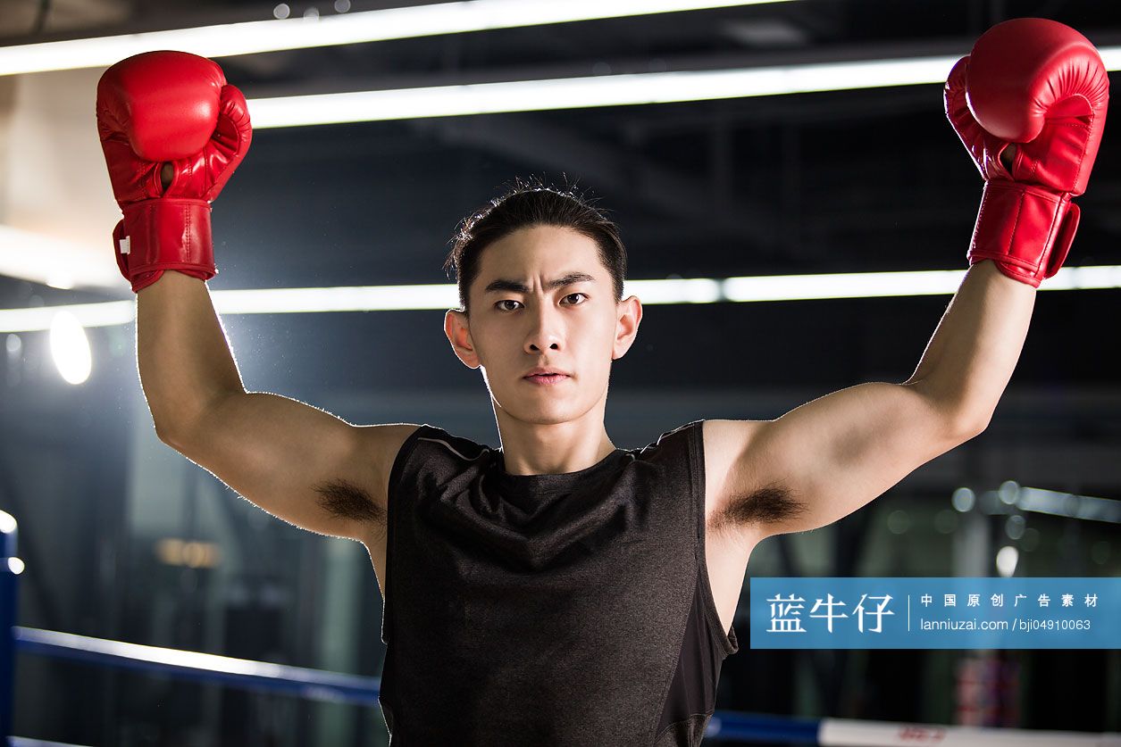 拳击手在擂台上欢呼