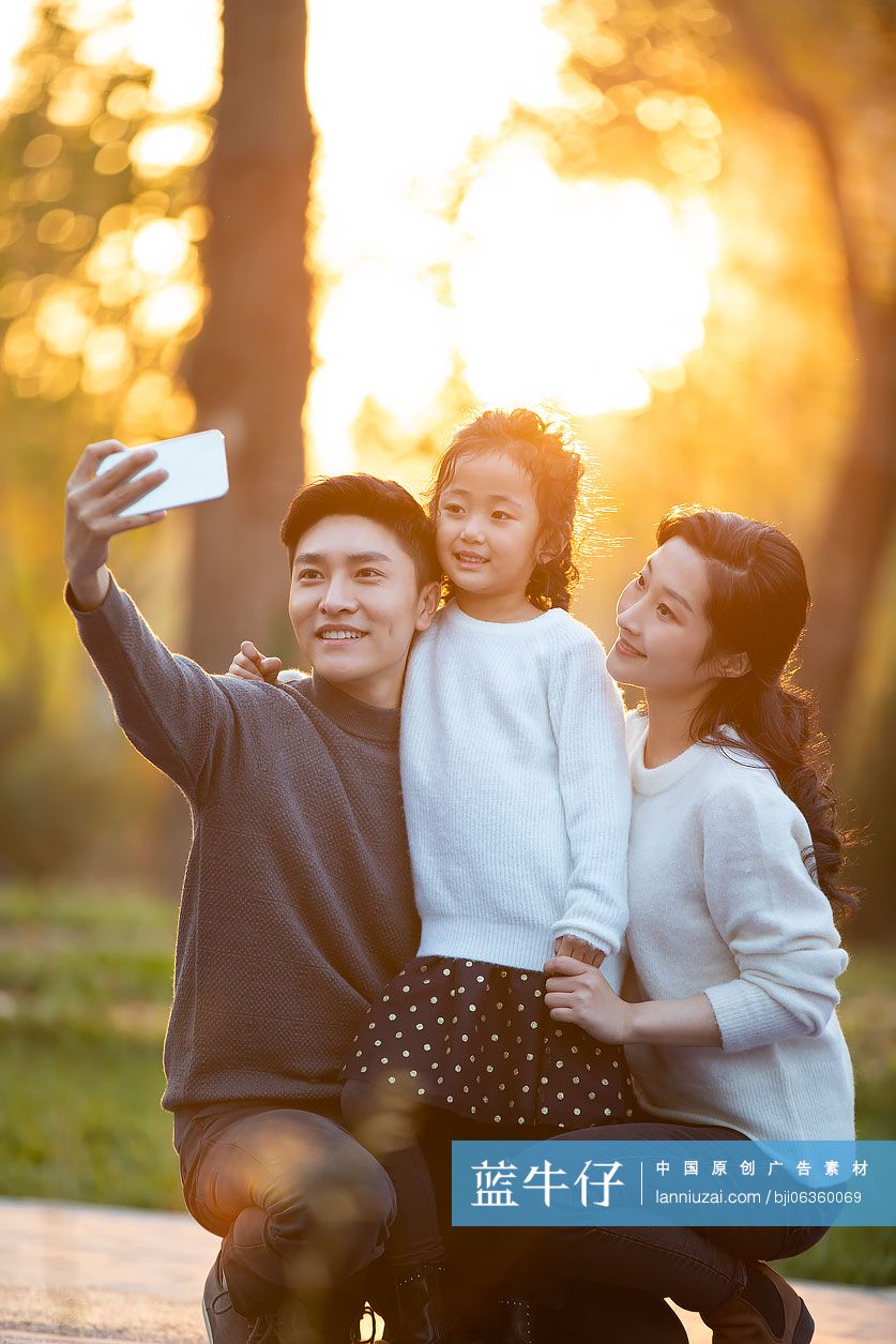 快乐的年轻家庭在户外自拍