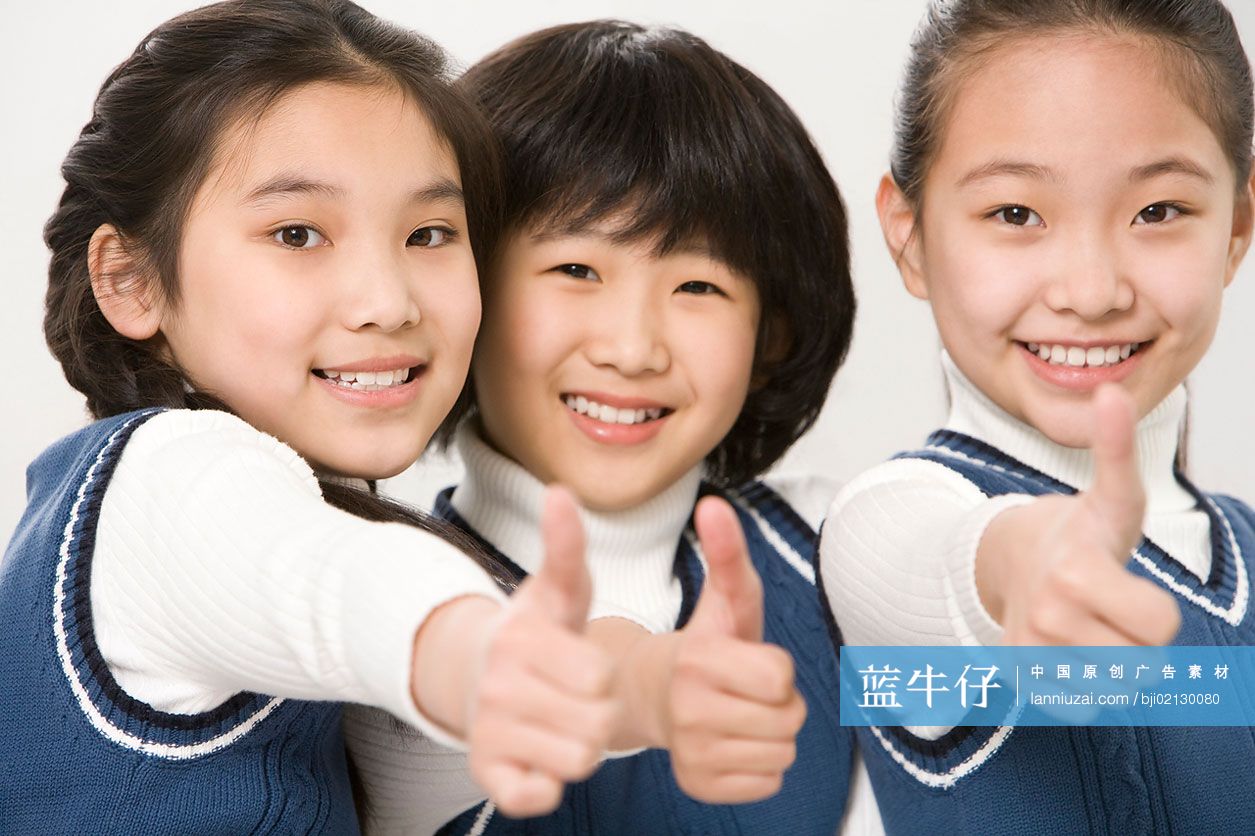 小学生们竖起大拇指