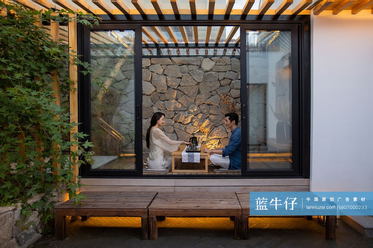 中年夫妇在茶室里品茶