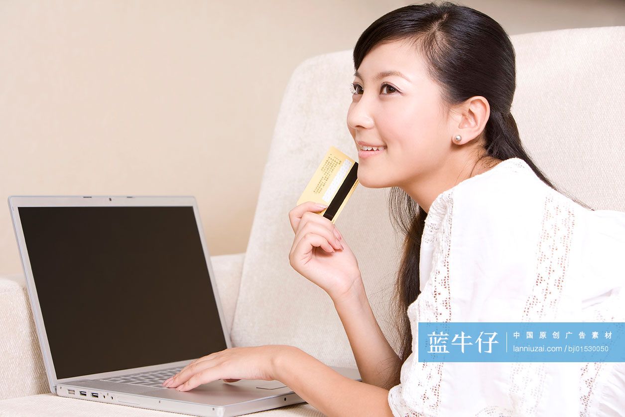 网上购物的年轻女子