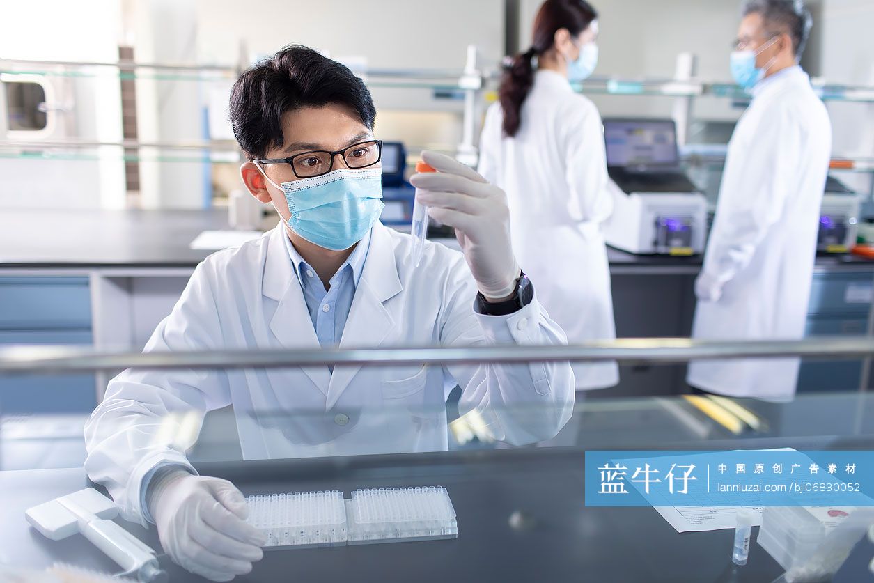 医学研究员在实验室工作