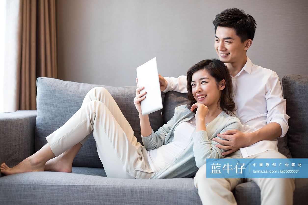 年轻夫妇在家使用平板电脑-蓝牛仔影像-中国原创广告影像素材