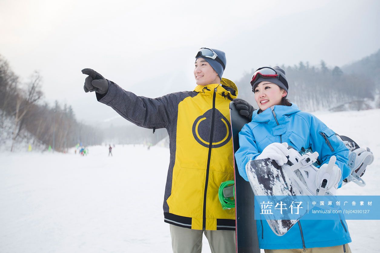 年轻情侣和滑雪板-蓝牛仔影像-中国原创广告影像素材
