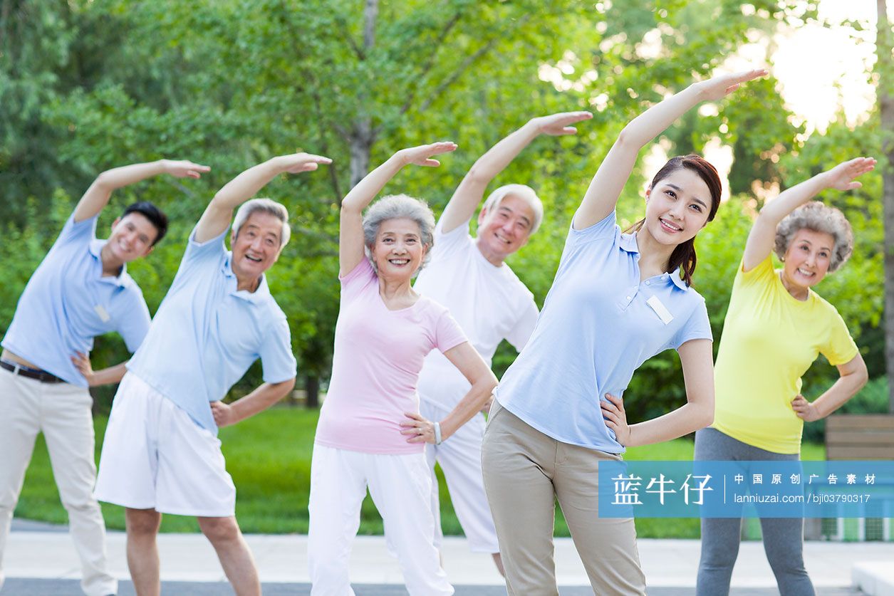 护工与老人一起锻炼身体