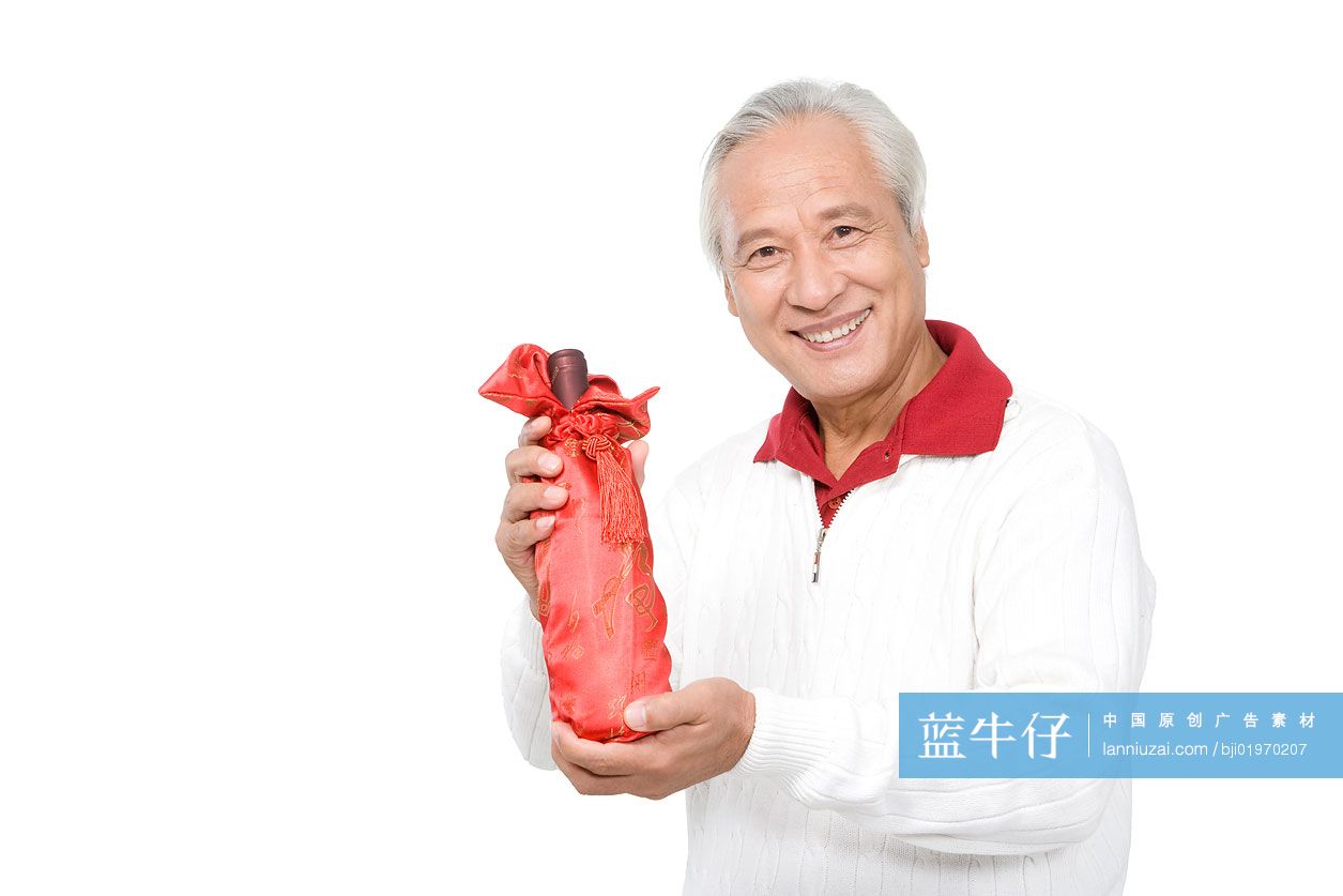 老年男子手握酒瓶