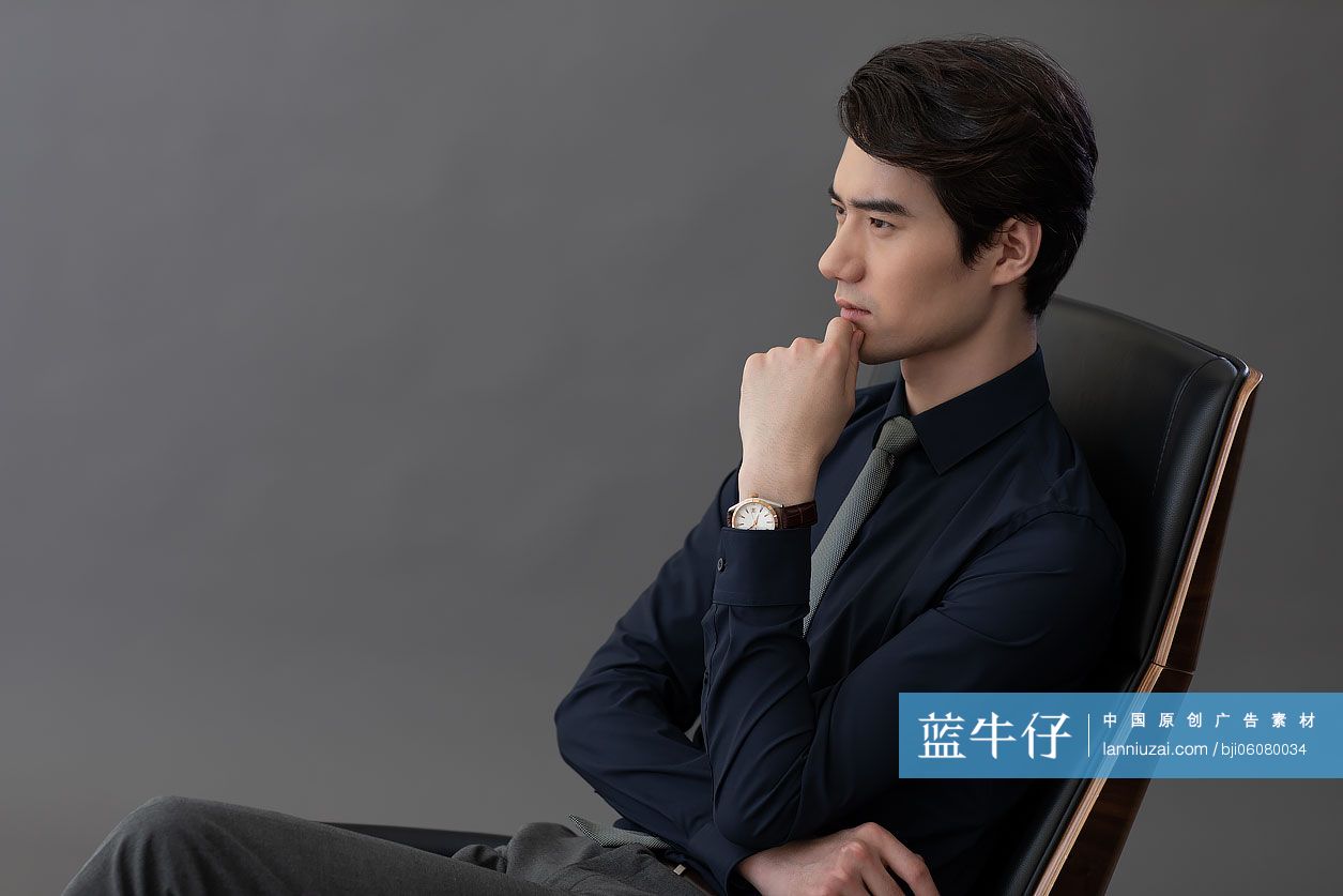 年轻商务男士思考问题