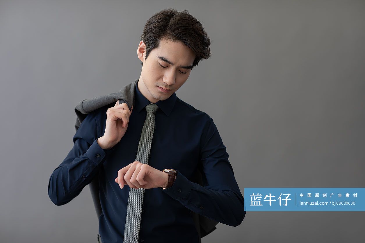 商务男士查看时间