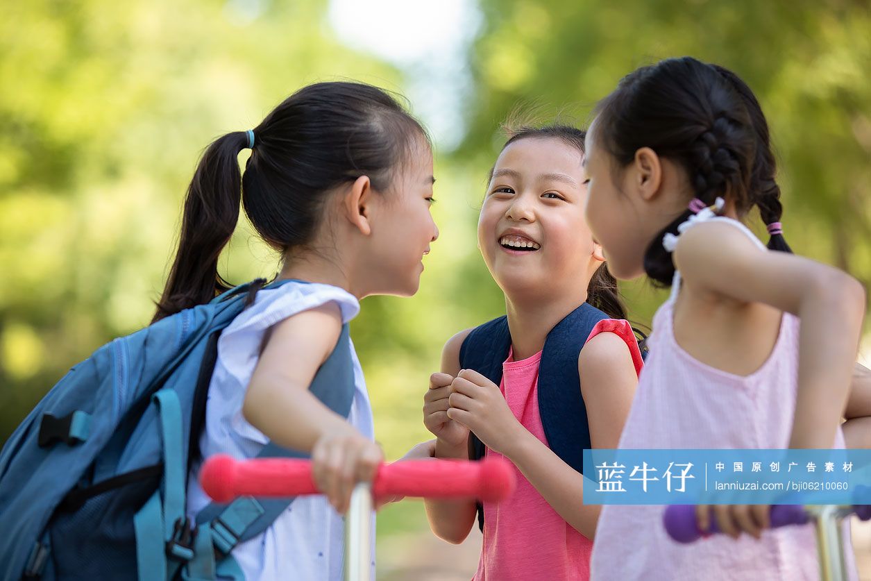 快乐的儿童在户外玩耍