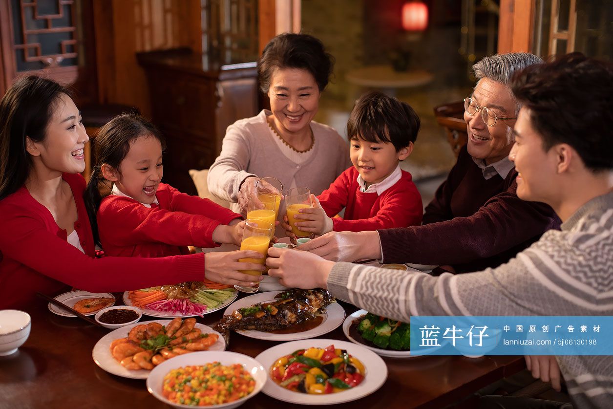 快乐家庭吃年夜饭