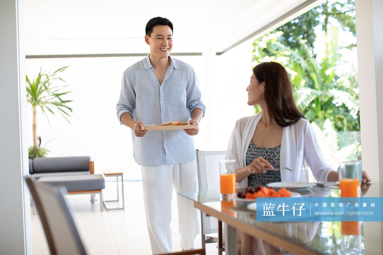 年轻情侣在酒店吃早餐