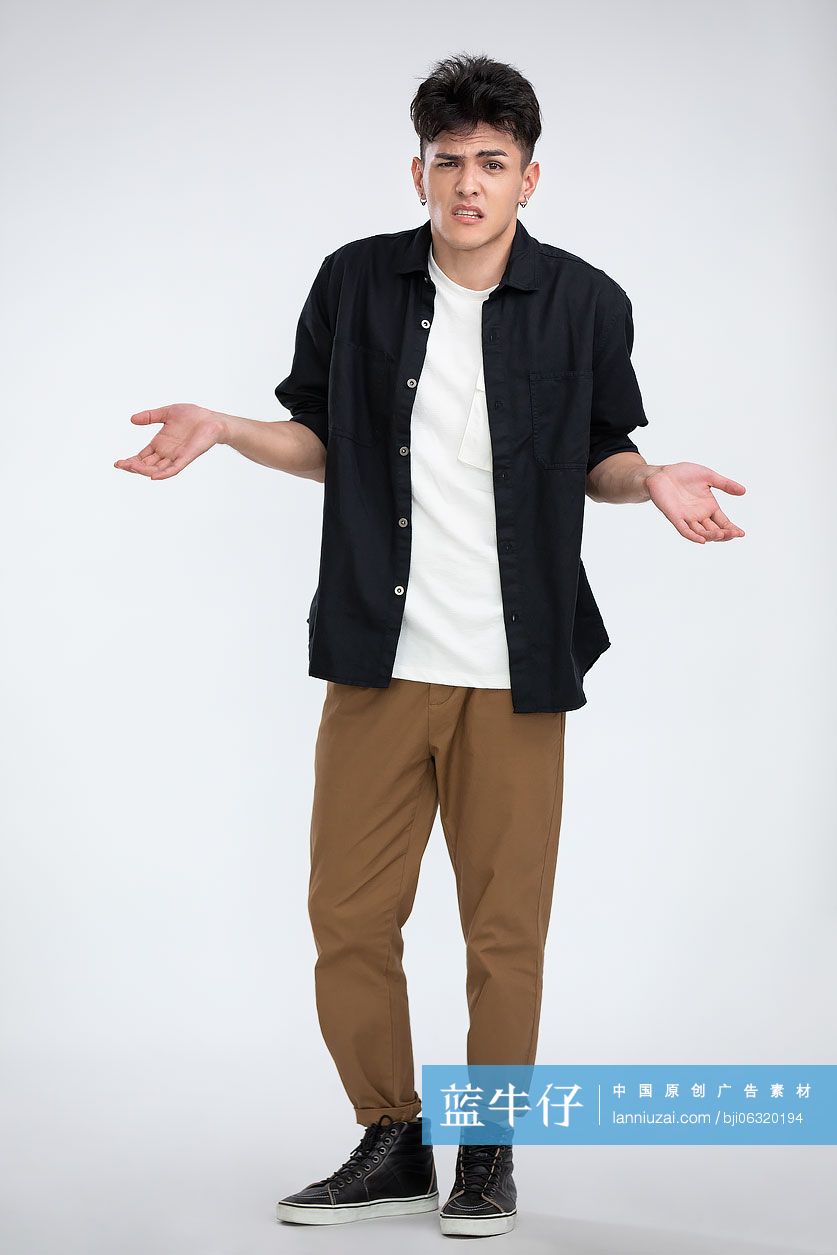 年轻男士耸肩