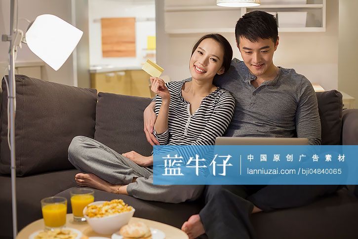年轻情侣在家网上购物