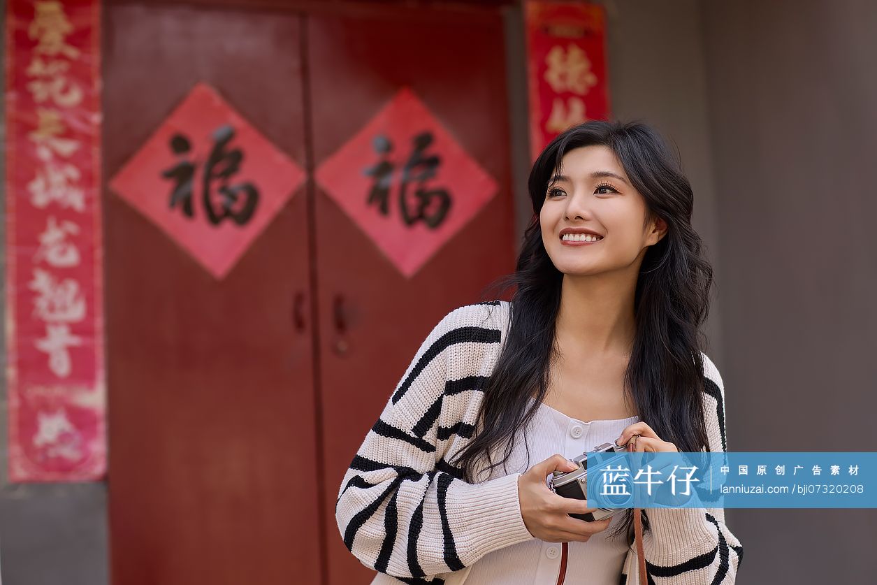 年轻女性拍照旅游