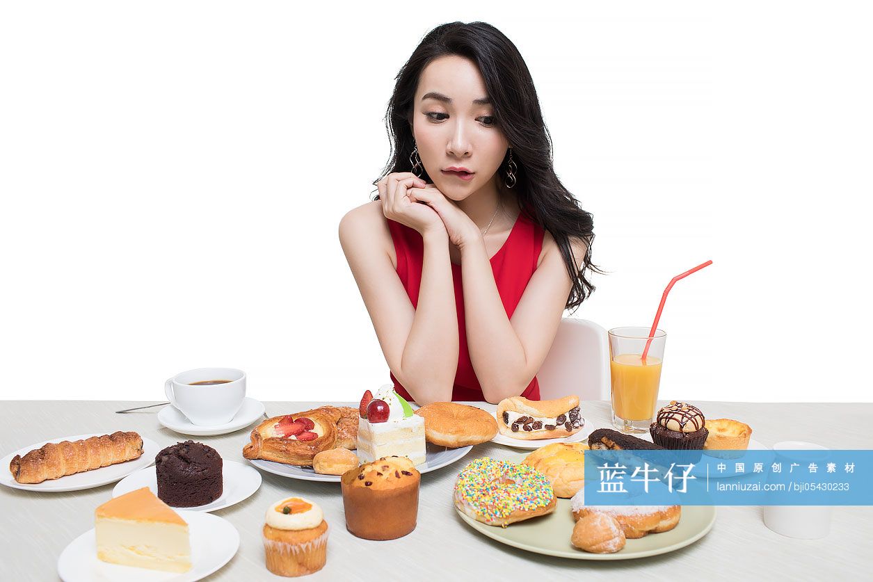 年轻时尚女性吃甜点