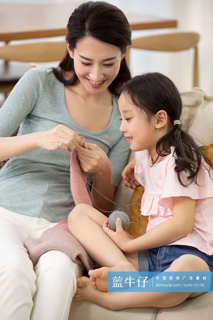 快乐的母女俩在家织围巾