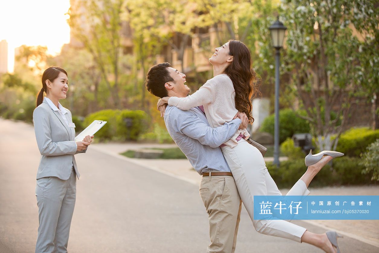 幸福的年轻情侣买到新房