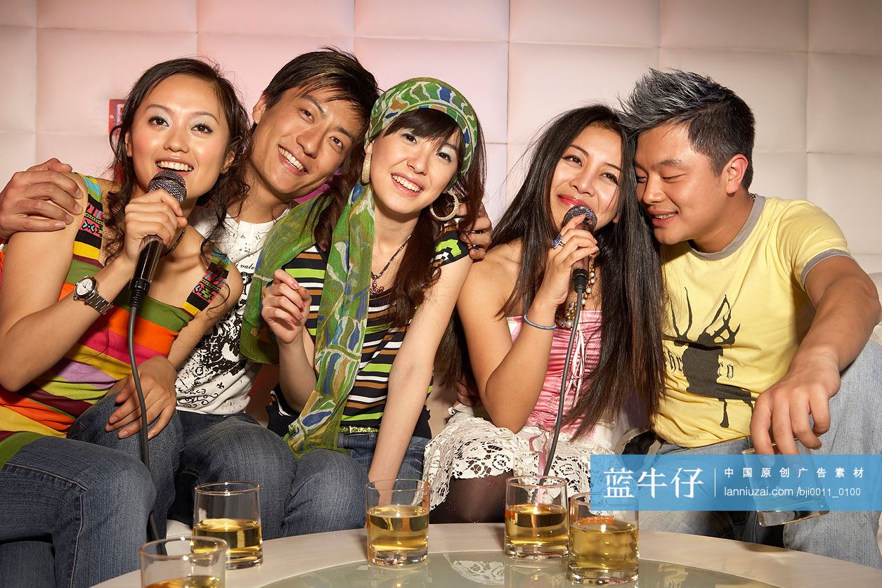 年轻朋友一起唱歌