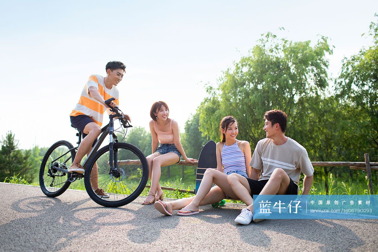 快乐的年轻人在公园聊天