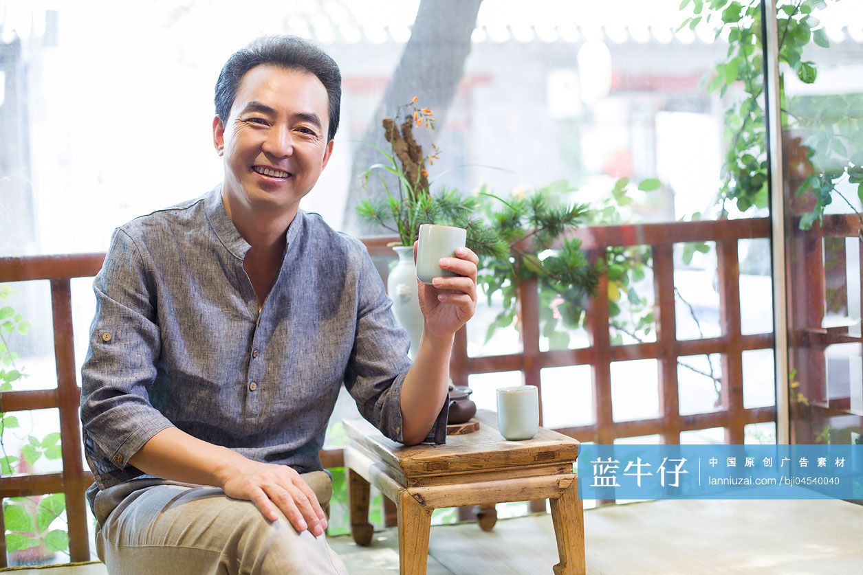 成熟男子在茶馆喝茶