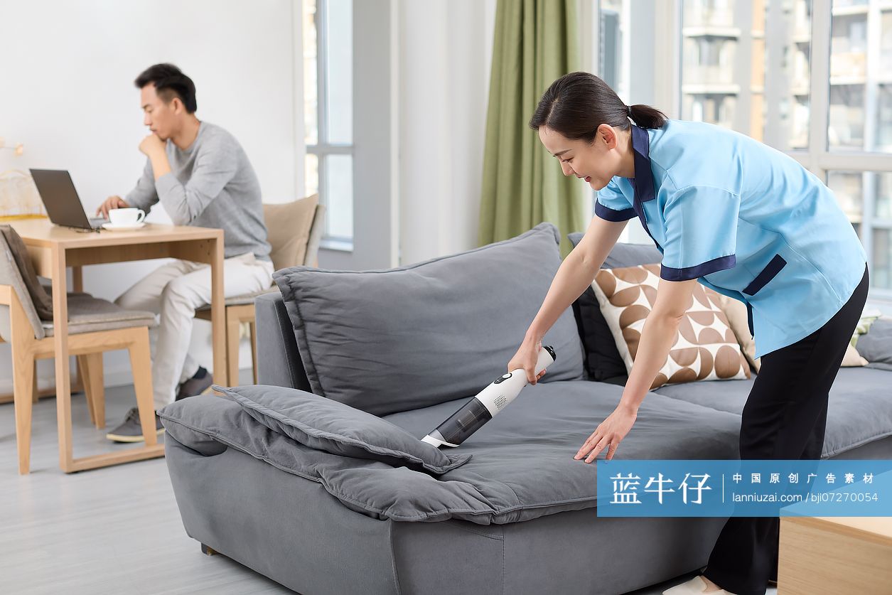 家政人员打扫卫生