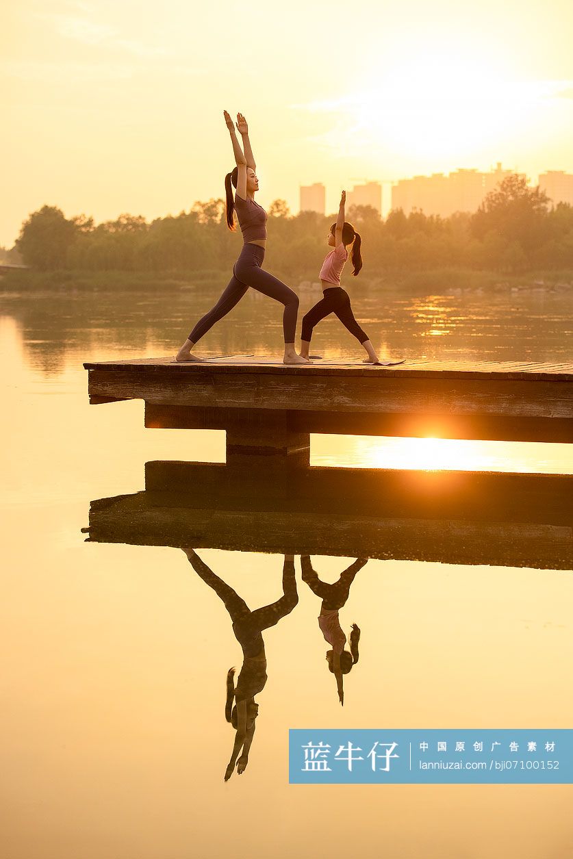 妈妈和女儿做瑜伽