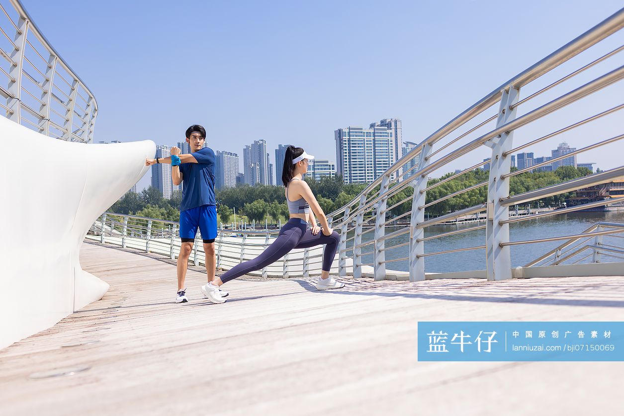年轻情侣户外拉伸