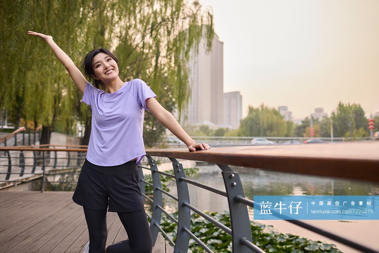 开心的年轻女性锻炼身体