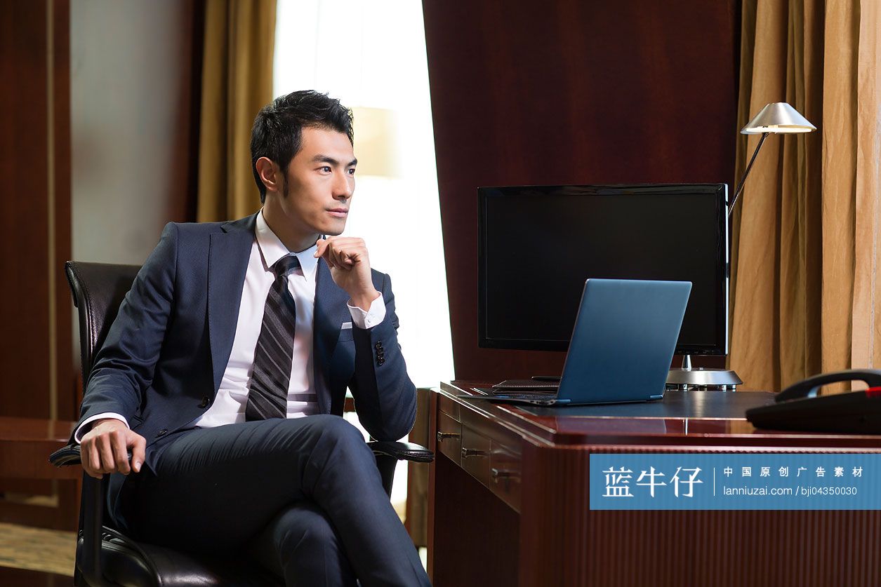 成功商务男士在书房沉思