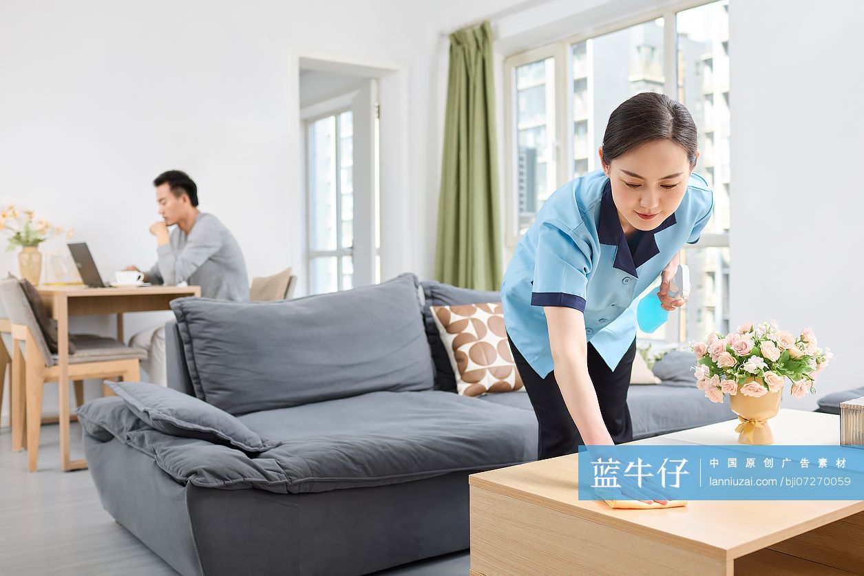 家政人员打扫卫生