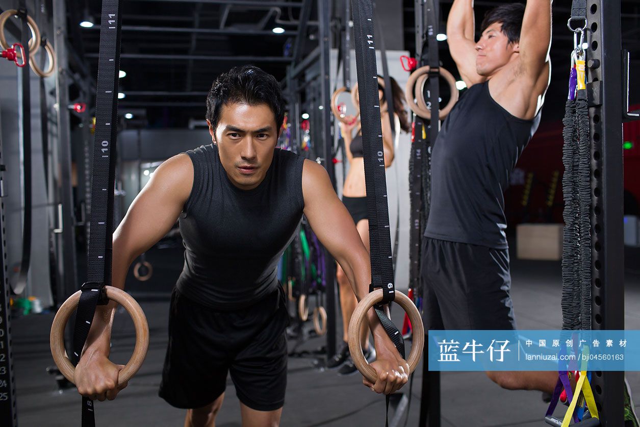 年轻人在健身房健身-蓝牛仔影像-中国原创广告影像素材