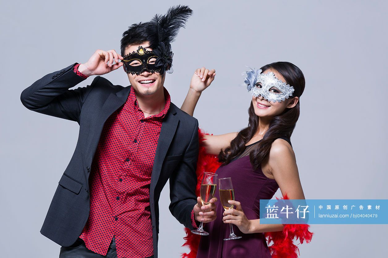 年轻情侣参加化装舞会