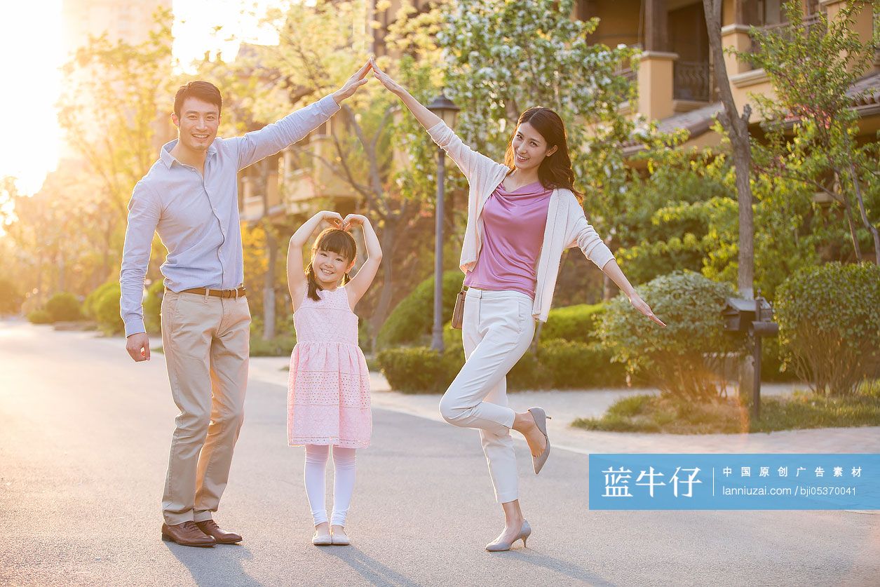 幸福的年轻家庭在别墅小区玩耍
