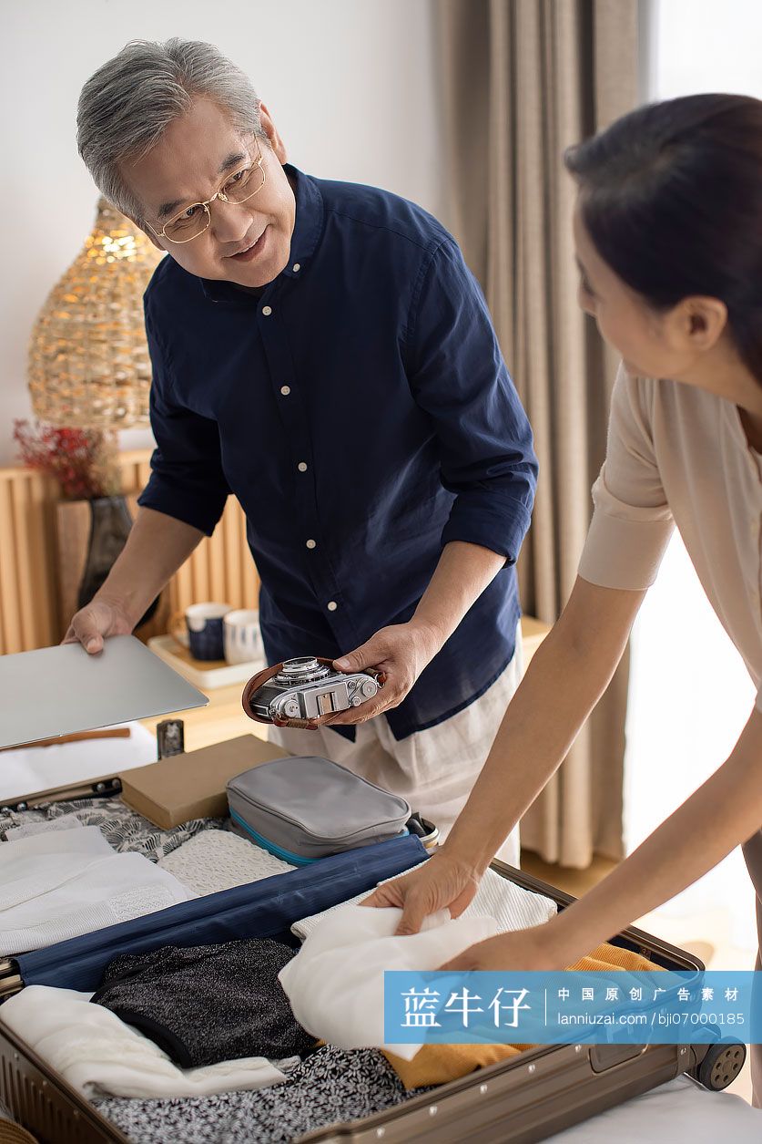 快乐的中老年夫妇收拾行李准备去度假