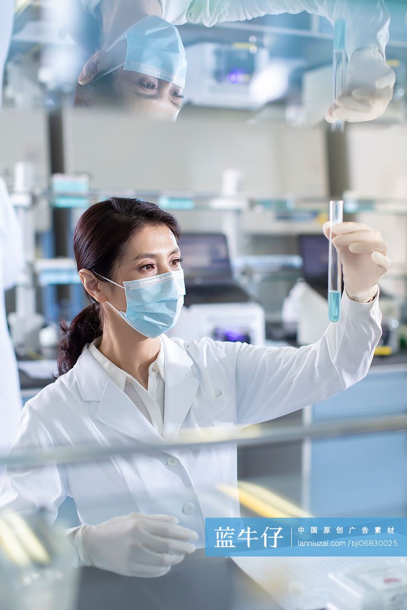 医学研究员在实验室工作