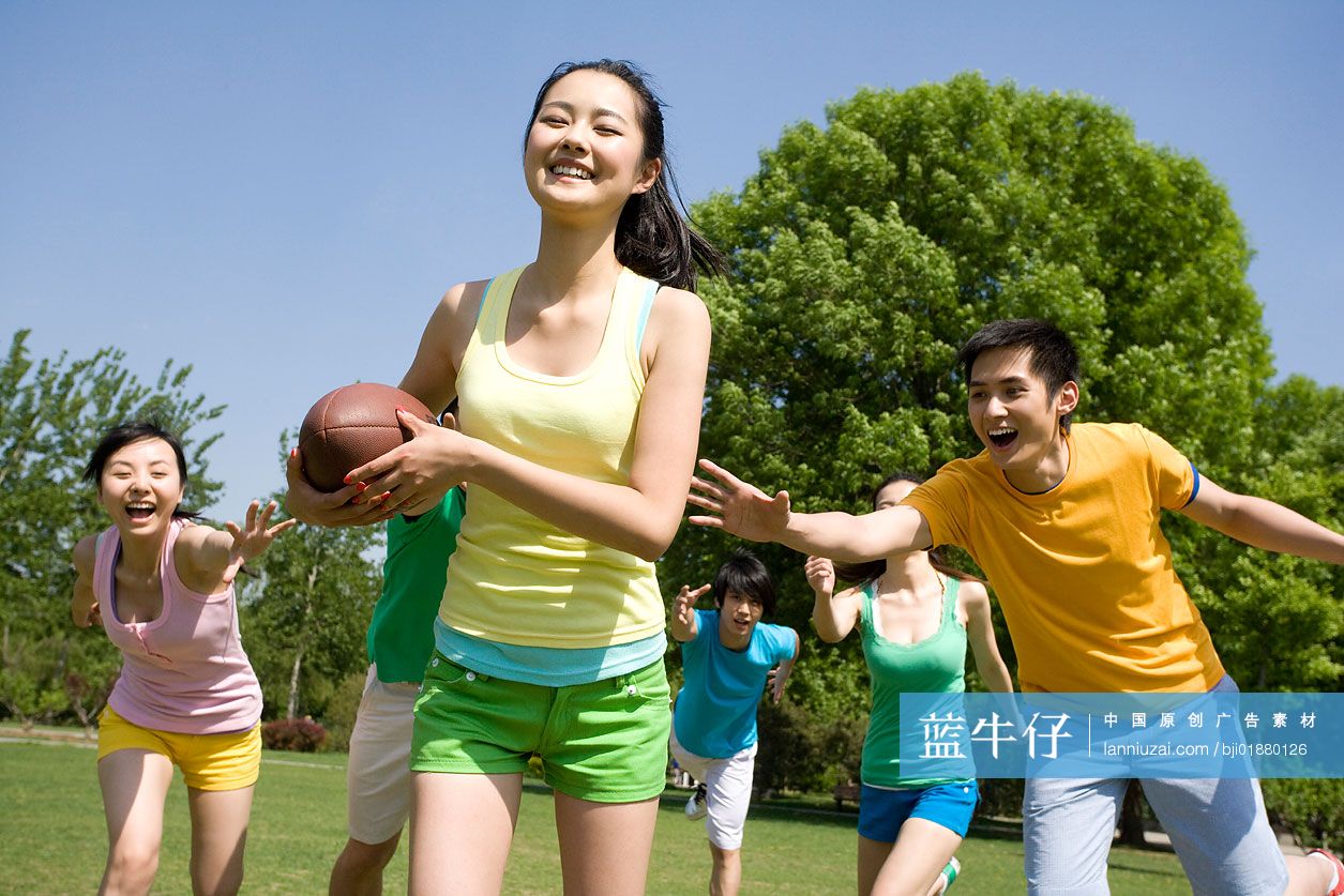 年青人在一起追跑