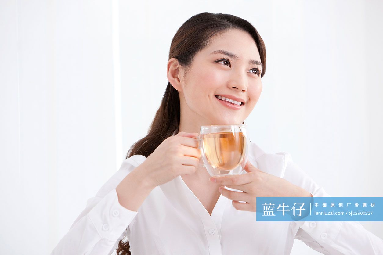 端着茶杯的商务女性