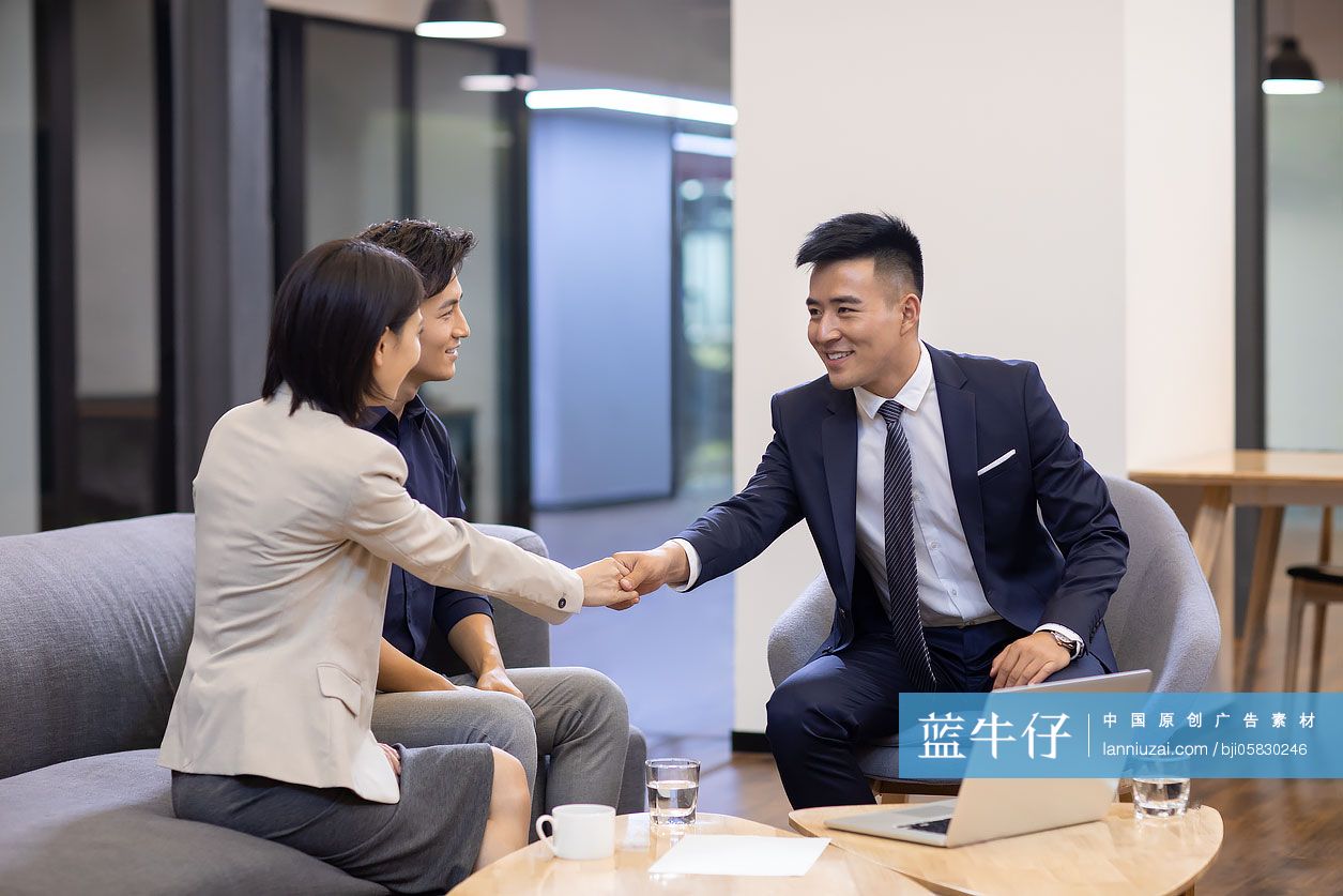 自信的商务人士在办公室握手