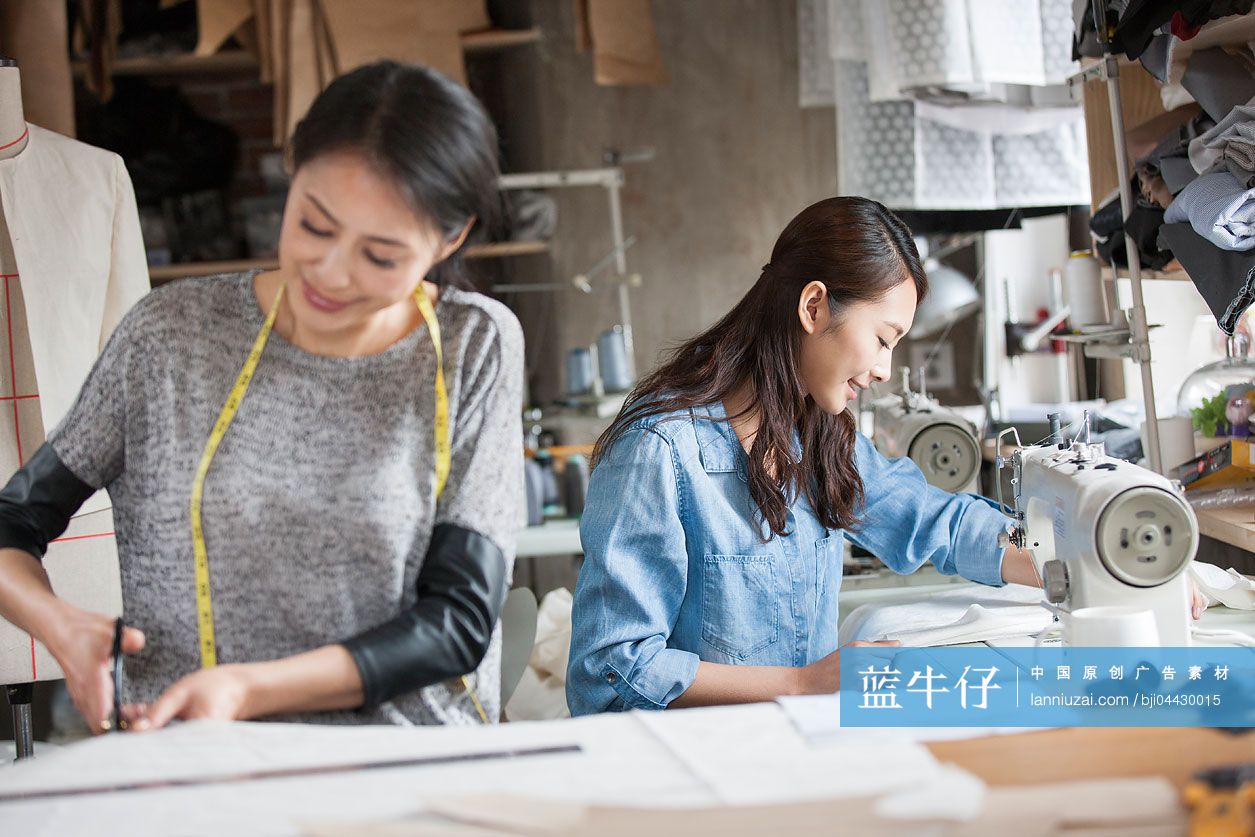 两个服装设计师在工作室工作