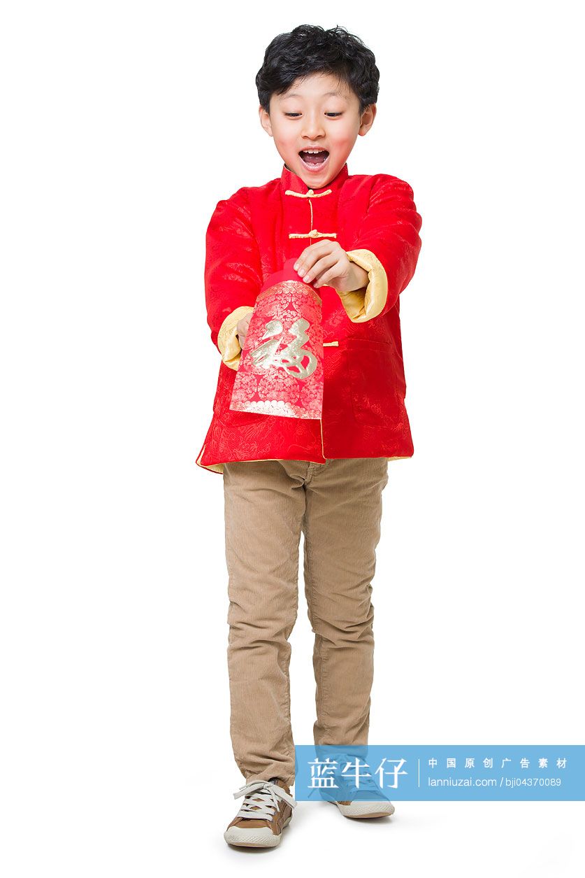 男孩惊喜地打开新年红包