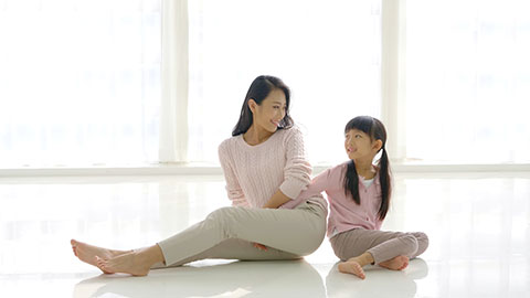 Chinese mother and daughter sitting on floor,4K